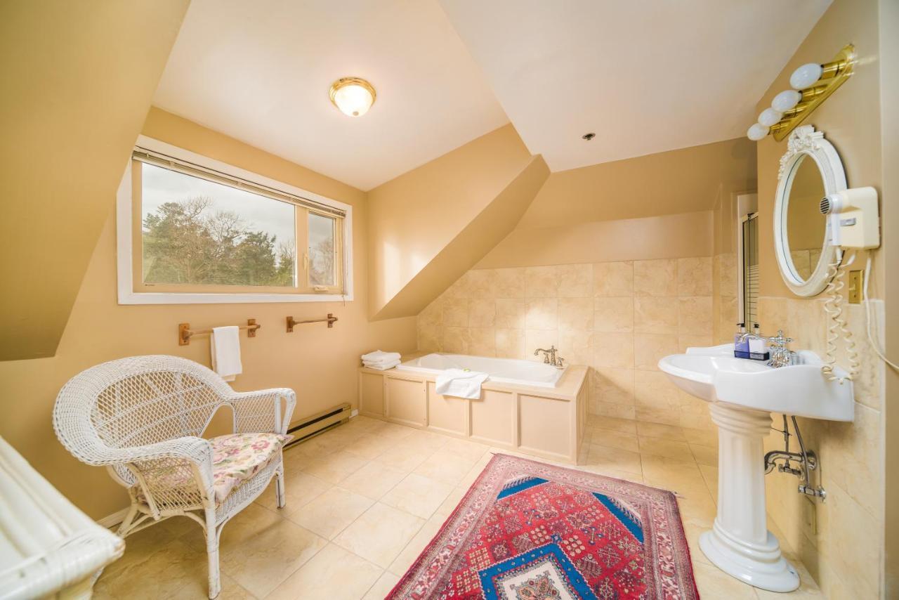 Dashwood Manor Seaside Bed & Breakfast Victoria Exterior foto