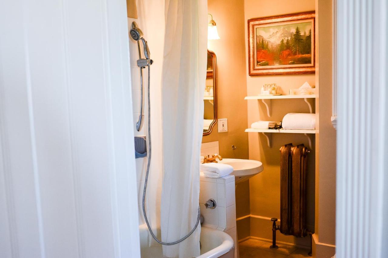 Dashwood Manor Seaside Bed & Breakfast Victoria Exterior foto