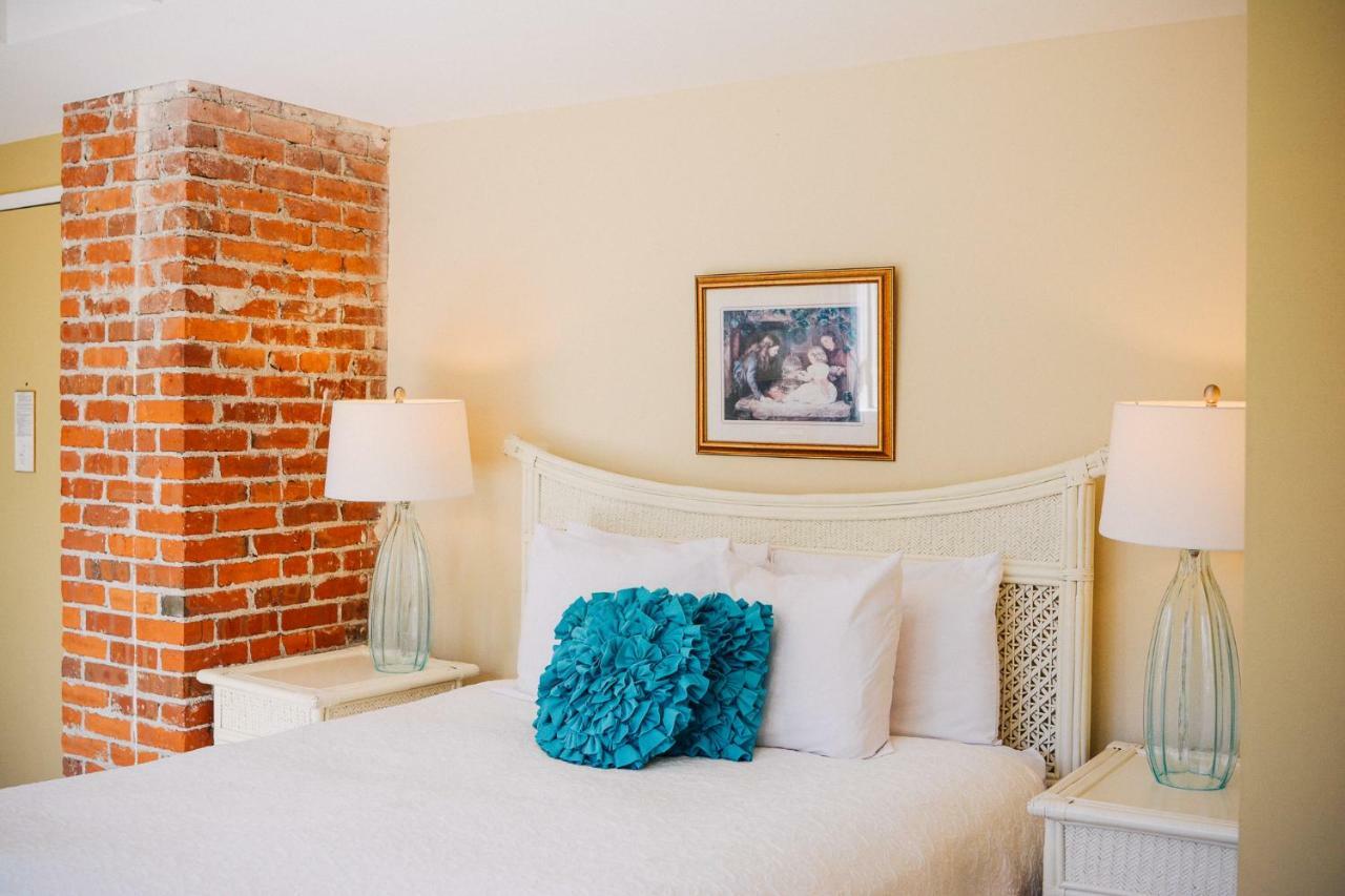 Dashwood Manor Seaside Bed & Breakfast Victoria Exterior foto