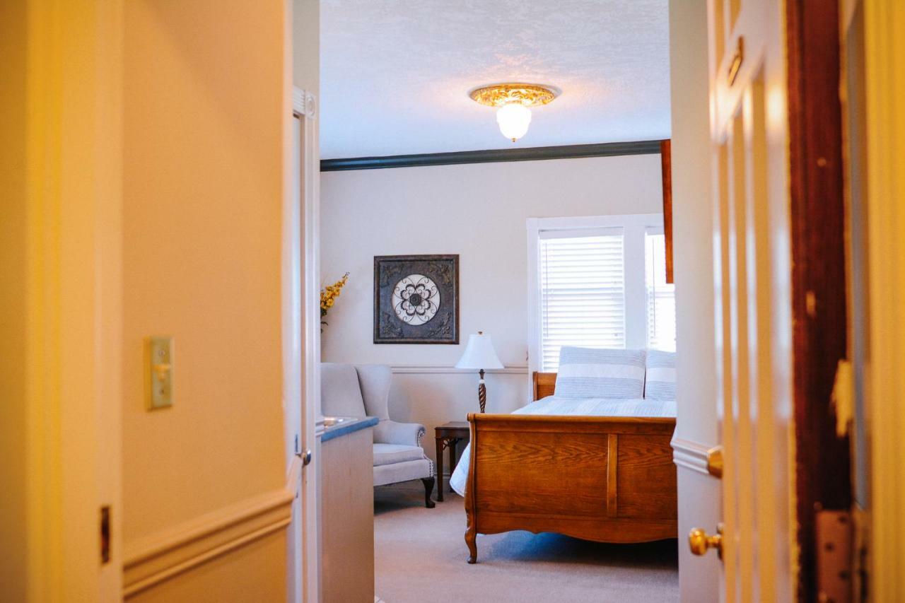 Dashwood Manor Seaside Bed & Breakfast Victoria Exterior foto
